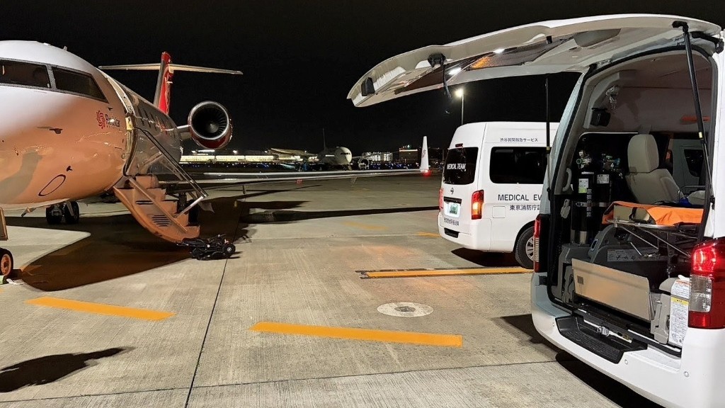 夜間の空港滑走路で、プライベートジェットと医療搬送車によるメディカルエバキュエーション搬送の様子